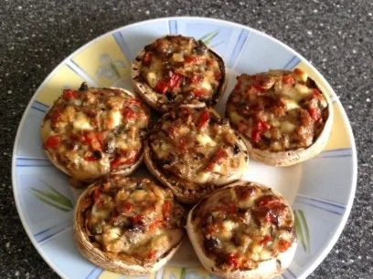 Gefüllte Champignons mit Feta und Paprika - Rezept