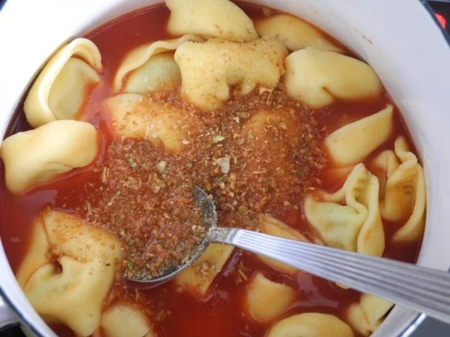 Rezept: Vegan : Schnelle Rz : Spinat-Tortellini im Tomatensaft Vegan : Schnelle Rz : Spinat-Tortellini im Tomatensaft - Rezept