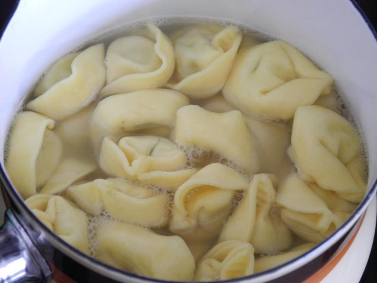 Vegan : Schnelle Rz : Spinat-Tortellini im Tomatensaft - Rezept - Bild Nr. 3