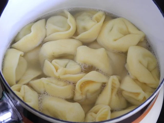 Rezept: Vegan : Schnelle Rz : Spinat-Tortellini im Tomatensaft Bild Nr. 3 Vegan : Schnelle Rz : Spinat-Tortellini im Tomatensaft - Rezept - Bild Nr. 3