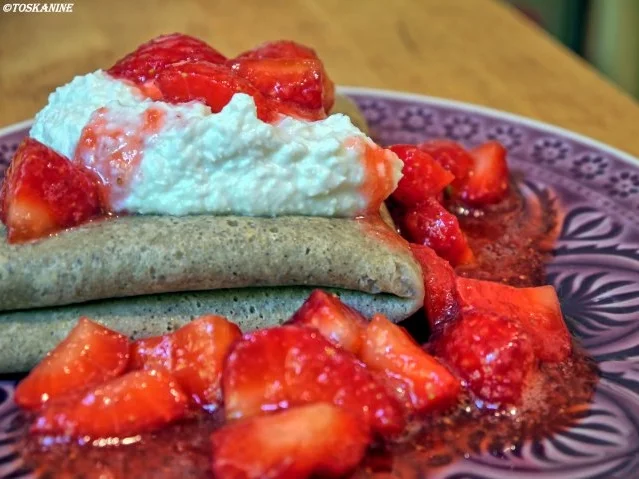 Galettes mit Kokos-Ricotta-Creme und marinierten Erdbeeren - Rezept