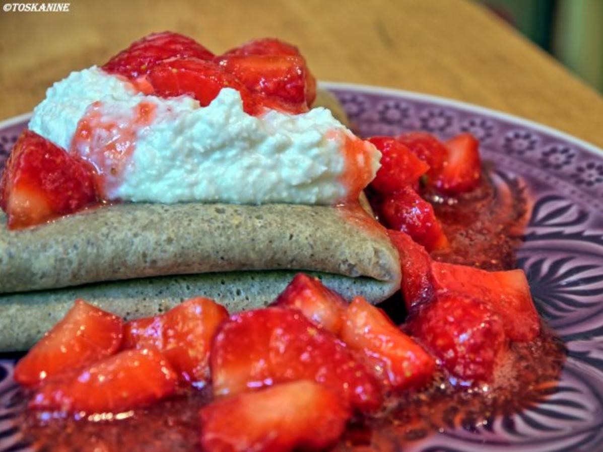 Galettes mit Kokos-Ricotta-Creme und marinierten Erdbeeren - Rezept - kochbar.de