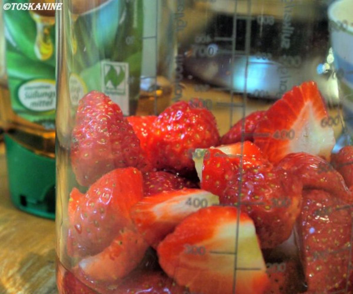 Galettes mit Kokos-Ricotta-Creme und marinierten Erdbeeren - Rezept - Bild Nr. 3