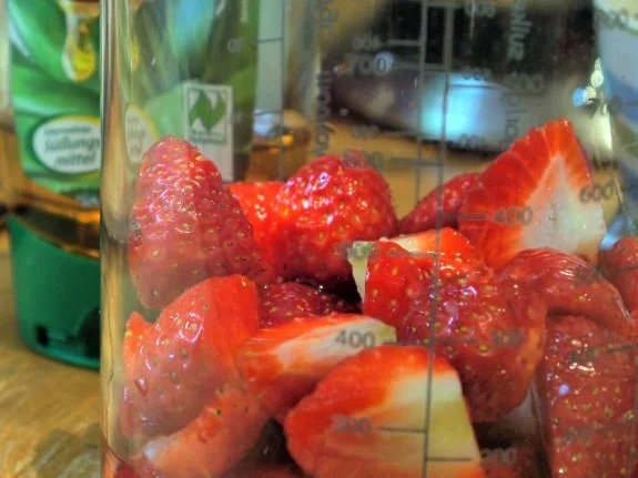 Galettes mit Kokos-Ricotta-Creme und marinierten Erdbeeren - Rezept - Bild Nr. 3