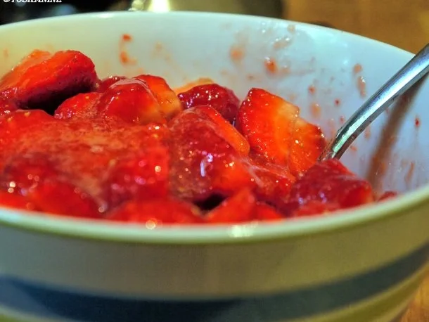Galettes mit Kokos-Ricotta-Creme und marinierten Erdbeeren - Rezept - Bild Nr. 4