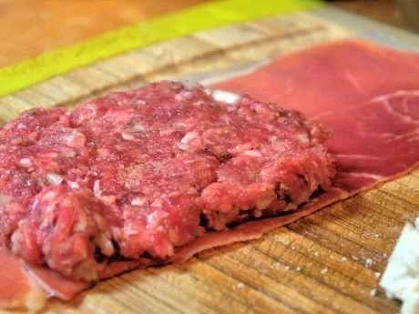 Rezept: Ziege und Rind im Serrano-Mantel mit Thymian-Gemüse Bild Nr. 7 Ziege und Rind im Serrano-Mantel mit Thymian-Gemüse - Rezept - Bild Nr. 7