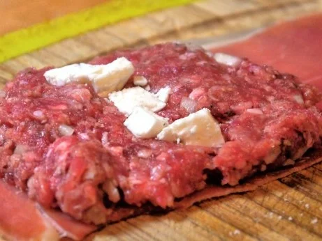 Rezept: Ziege und Rind im Serrano-Mantel mit Thymian-Gemüse Bild Nr. 8 Ziege und Rind im Serrano-Mantel mit Thymian-Gemüse - Rezept - Bild Nr. 8