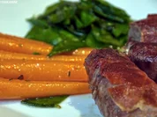 Ziege und Rind im Serrano-Mantel mit Thymian-Gemüse - Rezept