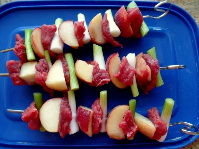 Rezept: Grill-Spieß mit Fleisch und Pfirsich Grill-Spieß mit Fleisch und Pfirsich - Rezept