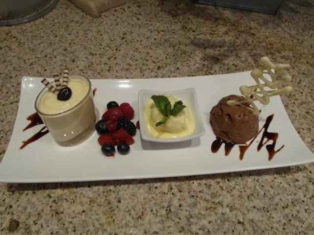 Zweierlei Mousse an Beerenauswahl mit Mangosorbet - Rezept