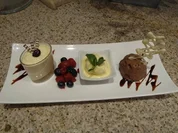 Zweierlei Mousse an Beerenauswahl mit Mangosorbet - Rezept