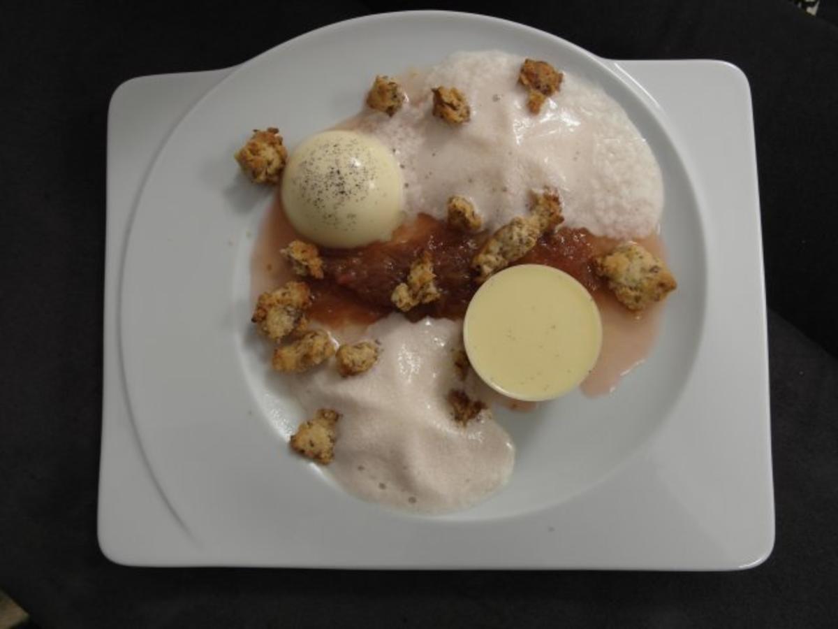 Bilder für Vanille Panna Cotta mit Zweierlei vom Rhabarber und Haselnuss-Crumble - Rezept