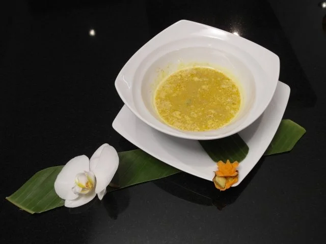 Rezept: Vietnamesische Hühnchen-Kokoscurryschaumsuppe mit Süßkartoffel, Taro & Mini-Baguette Vietnamesische Hühnchen-Kokoscurryschaumsuppe mit Süßkartoffel, Taro & Mini-Baguette - Rezept