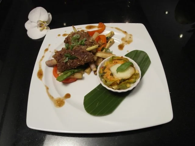 Mariniertes Rinderfilet auf Zitronengrasspießen, Paprika-Koriander-Gemüse & Nudelmuffins - Rezept