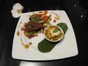 Mariniertes Rinderfilet auf Zitronengrasspießen, Paprika-Koriander-Gemüse & Nudelmuffins - Rezept