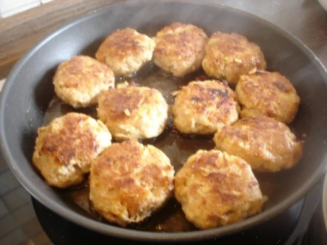 Rezept: Hackfleischklopse mit Sauce, Möhren-Zucchini-Kartoffel-Stampf und Möhrenblütengemüse Bild Nr. 5 Hackfleischklopse mit Sauce, Möhren-Zucchini-Kartoffel-Stampf und Möhrenblütengemüse - Rezept - Bild Nr. 5