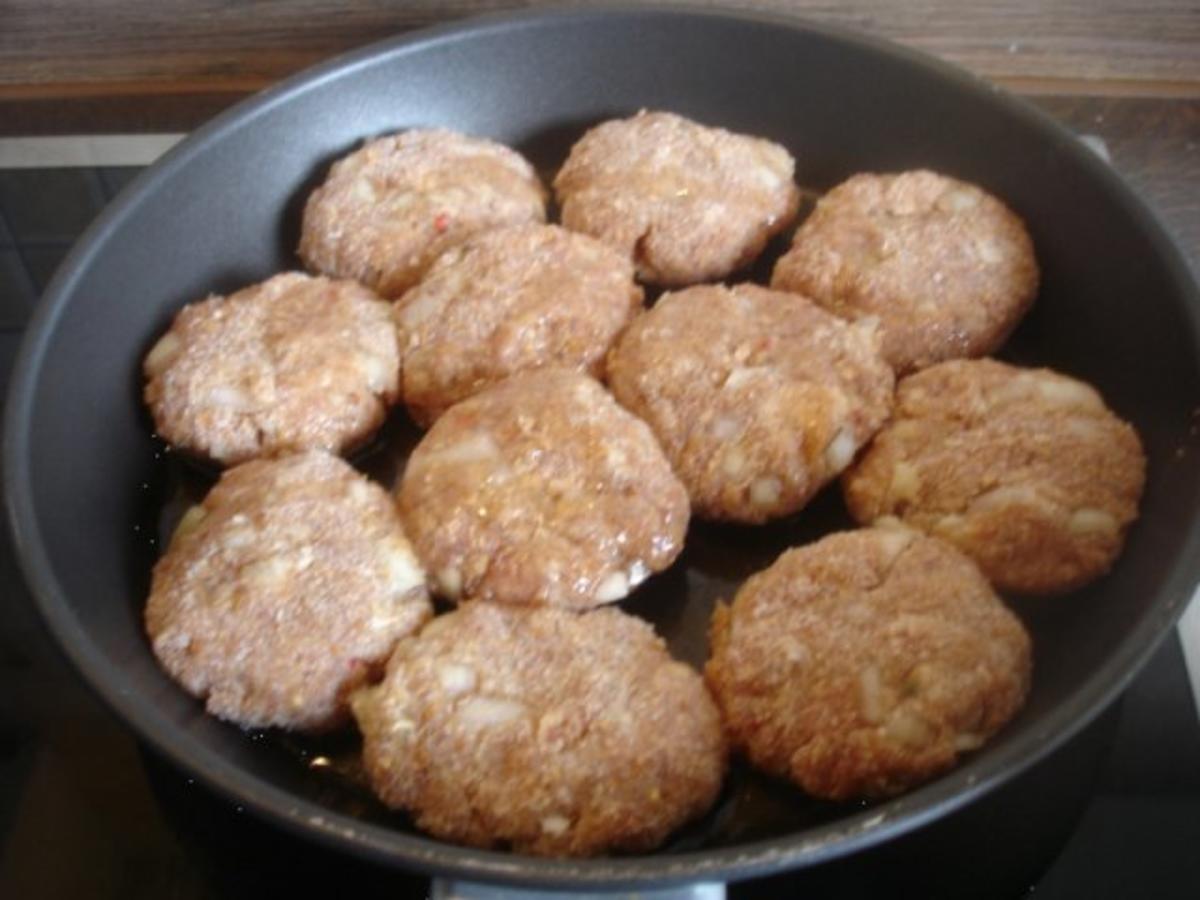 Hackfleischklopse mit Sauce, Möhren-Zucchini-Kartoffel-Stampf und Möhrenblütengemüse - Rezept - Bild Nr. 3