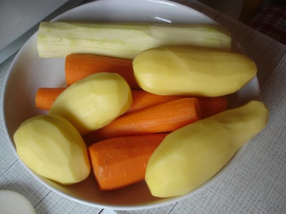 Hackfleischklopse mit Sauce, Möhren-Zucchini-Kartoffel-Stampf und Möhrenblütengemüse - Rezept - Bild Nr. 7