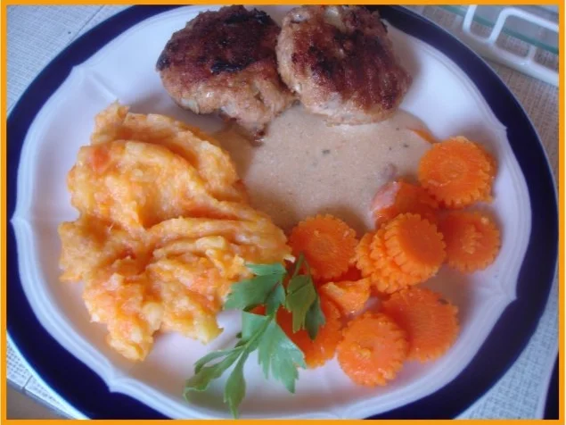 Rezept: Hackfleischklopse mit Sauce, Möhren-Zucchini-Kartoffel-Stampf und Möhrenblütengemüse Hackfleischklopse mit Sauce, Möhren-Zucchini-Kartoffel-Stampf und Möhrenblütengemüse - Rezept