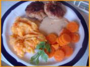 Hackfleischklopse mit Sauce, Möhren-Zucchini-Kartoffel-Stampf und Möhrenblütengemüse - Rezept