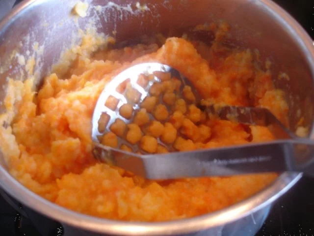 Rezept: Hackfleischklopse mit Sauce, Möhren-Zucchini-Kartoffel-Stampf und Möhrenblütengemüse Bild Nr. 10 Hackfleischklopse mit Sauce, Möhren-Zucchini-Kartoffel-Stampf und Möhrenblütengemüse - Rezept - Bild Nr. 10