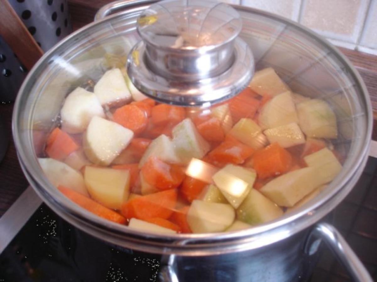 Hackfleischklopse mit Sauce, Möhren-Zucchini-Kartoffel-Stampf und Möhrenblütengemüse - Rezept - Bild Nr. 9