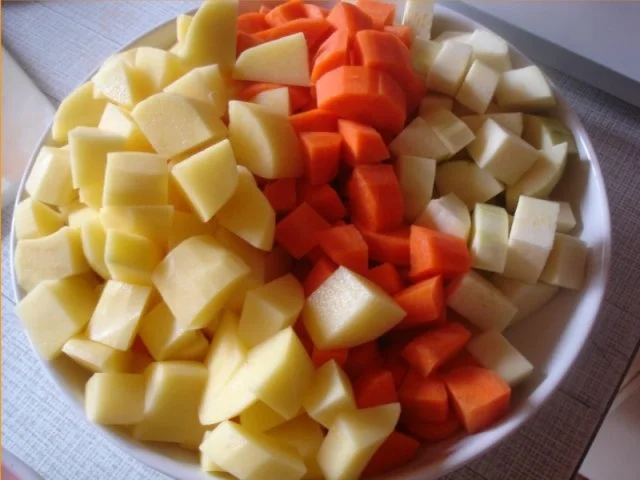 Rezept: Hackfleischklopse mit Sauce, Möhren-Zucchini-Kartoffel-Stampf und Möhrenblütengemüse Bild Nr. 8 Hackfleischklopse mit Sauce, Möhren-Zucchini-Kartoffel-Stampf und Möhrenblütengemüse - Rezept - Bild Nr. 8