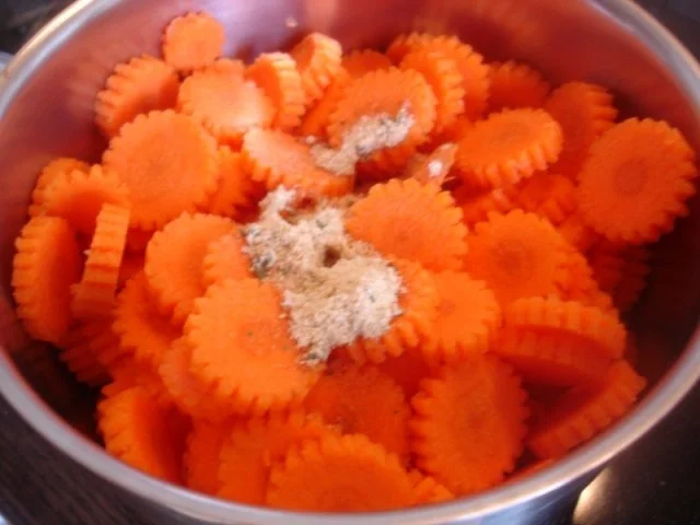 Rezept: Hackfleischklopse mit Sauce, Möhren-Zucchini-Kartoffel-Stampf und Möhrenblütengemüse Bild Nr. 14 Hackfleischklopse mit Sauce, Möhren-Zucchini-Kartoffel-Stampf und Möhrenblütengemüse - Rezept - Bild Nr. 14