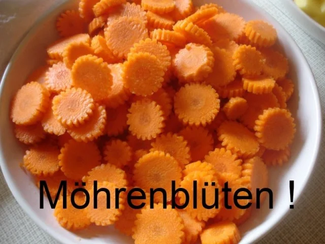 Rezept: Hackfleischklopse mit Sauce, Möhren-Zucchini-Kartoffel-Stampf und Möhrenblütengemüse Bild Nr. 13 Hackfleischklopse mit Sauce, Möhren-Zucchini-Kartoffel-Stampf und Möhrenblütengemüse - Rezept - Bild Nr. 13