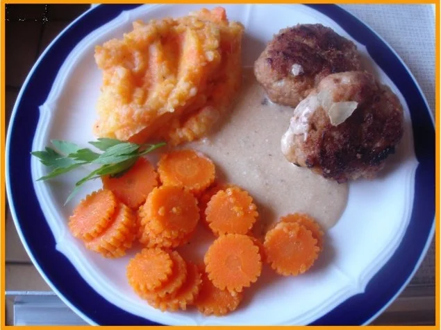 Rezept: Hackfleischklopse mit Sauce, Möhren-Zucchini-Kartoffel-Stampf und Möhrenblütengemüse Bild Nr. 17 Hackfleischklopse mit Sauce, Möhren-Zucchini-Kartoffel-Stampf und Möhrenblütengemüse - Rezept - Bild Nr. 17