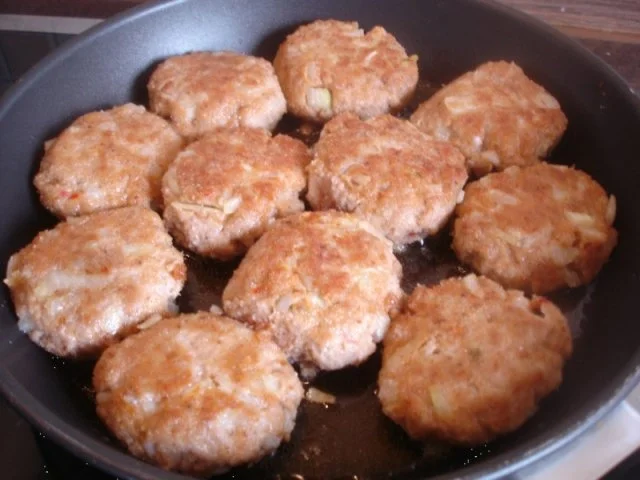 Rezept: Hackfleischklopse mit Sauce, Möhren-Zucchini-Kartoffel-Stampf und Möhrenblütengemüse Bild Nr. 4 Hackfleischklopse mit Sauce, Möhren-Zucchini-Kartoffel-Stampf und Möhrenblütengemüse - Rezept - Bild Nr. 4