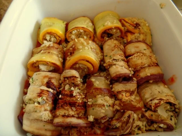 Auberginen-Feta-Bulgur-Röllchen mit Tomatensauce überbacken; vegetarisch - Rezept - Bild Nr. 2