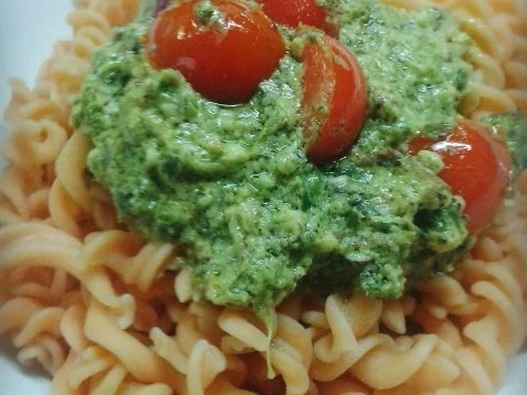 Kohlrabiblatt-Pesto auf Linsennudeln - Rezept