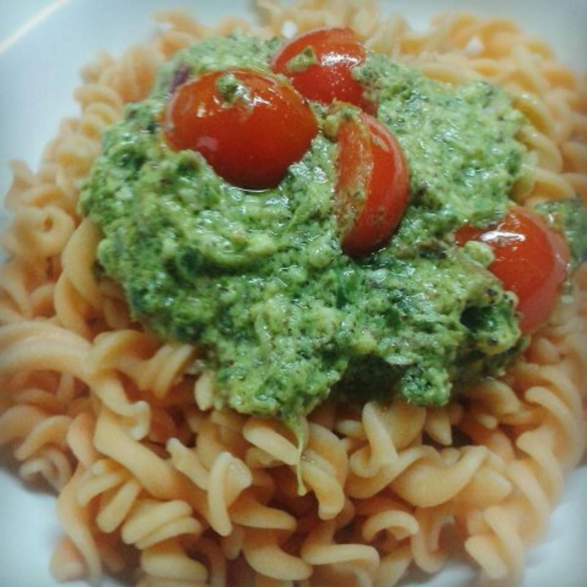 Kohlrabiblatt-Pesto auf Linsennudeln - Rezept - kochbar.de