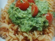 Kohlrabiblatt-Pesto auf Linsennudeln - Rezept