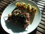 Spicy Schweinefiletspieße mit Bacon und Salat - Rezept