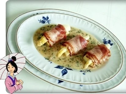 Spargel „Sushi“ auf Kräutersauce - Rezept