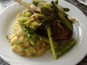 Kalbskotelett mit Kartoffel-Steinpilz-Stampf und grünem Spargel - Rezept