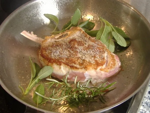 Kalbskotelett mit Kartoffel-Steinpilz-Stampf und grünem Spargel - Rezept - Bild Nr. 4