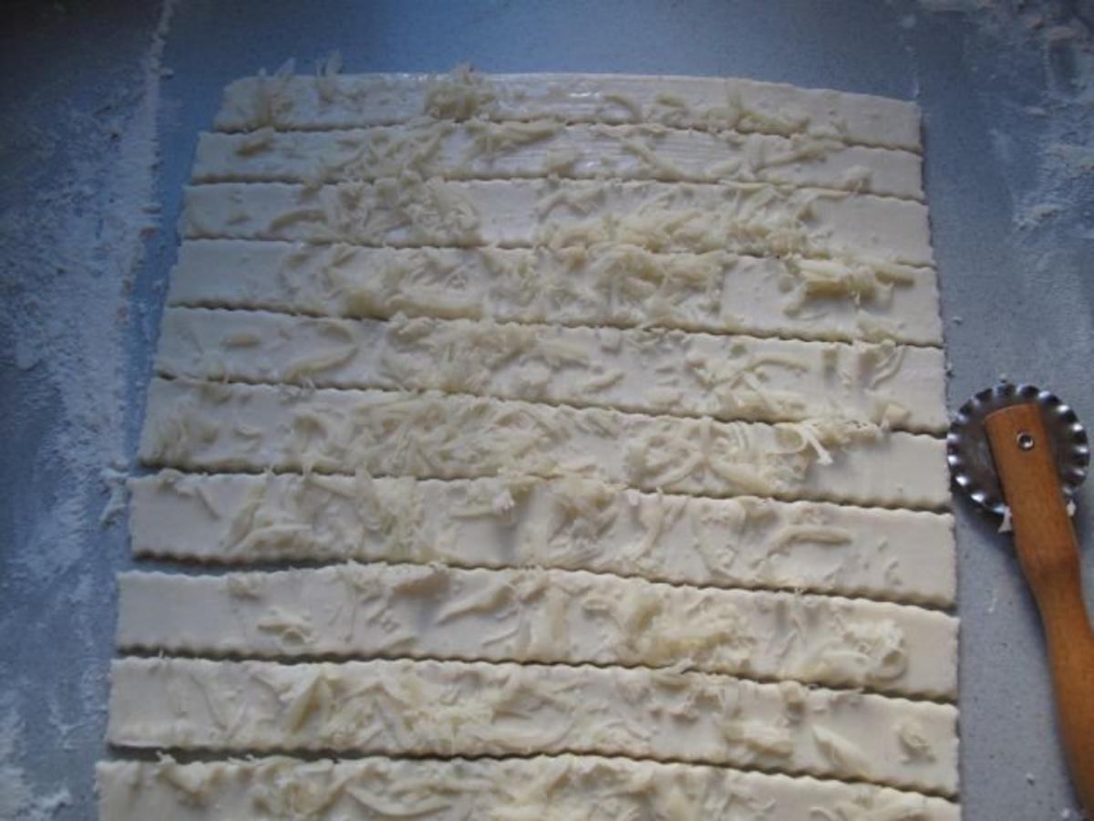 Käsestangen aus selbstgemachtem Quarkblätterteig - Rezept - Bild Nr. 9