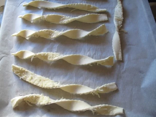 Käsestangen aus selbstgemachtem Quarkblätterteig - Rezept - Bild Nr. 10