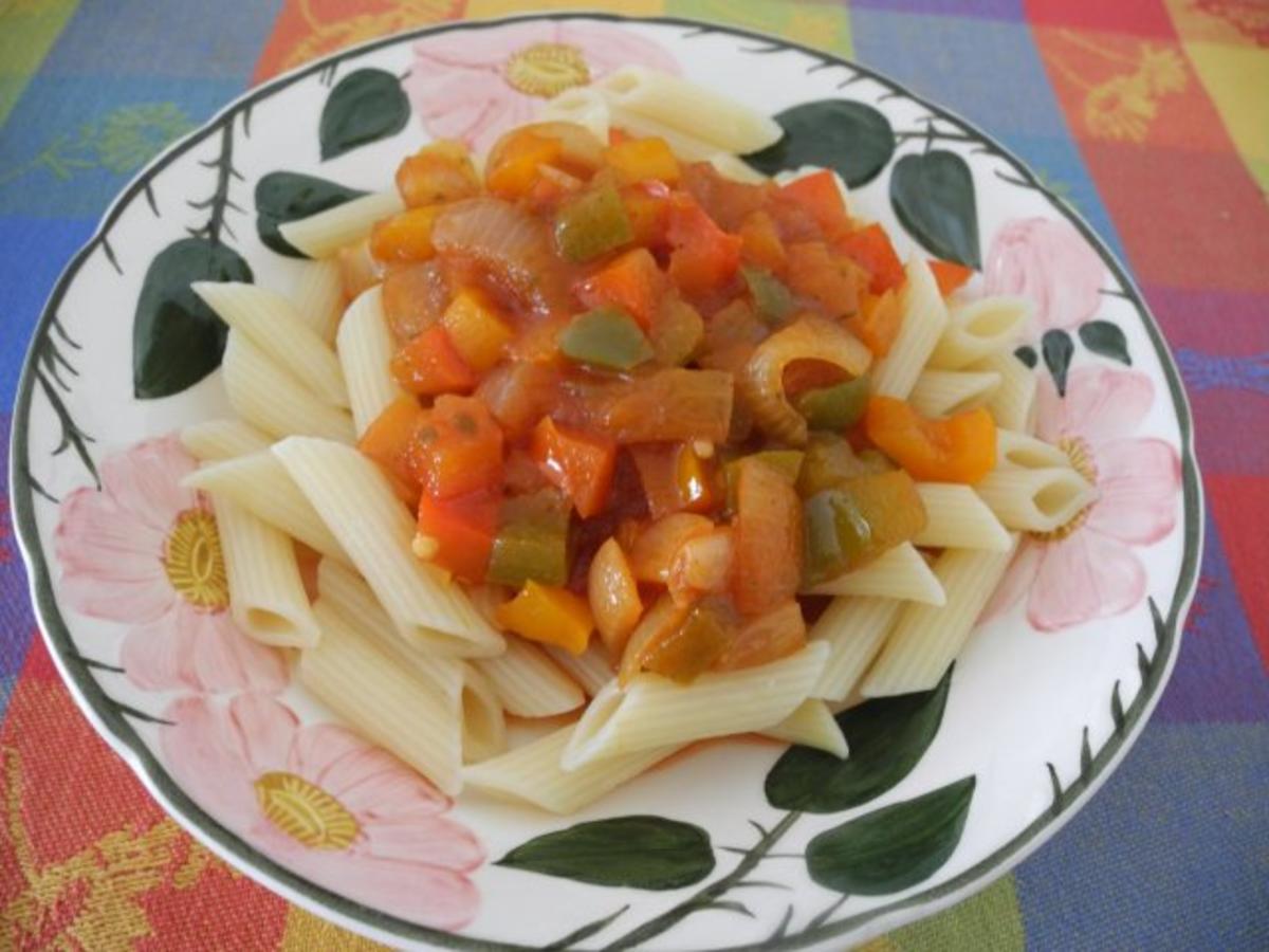 Vegan : Zwiebel - Curry - Paprika in Tomatensaft auf Pasta - Rezept