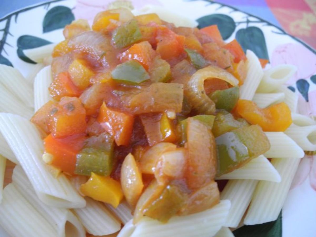 Vegan : Zwiebel - Curry - Paprika in Tomatensaft auf Pasta - Rezept - Bild Nr. 2