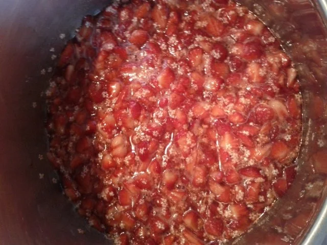 traumhafte Erdbeer-Holunderblüten-Marmelade - Rezept - Bild Nr. 2