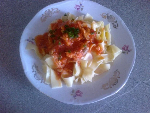 Pasta in fischiger Tomatensoße - Rezept