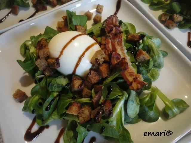 Salat mit weichem Ei und Knusperspeck - Rezept