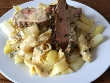Schweinefilet in Kräutermantel auf Spargel-Bandnudeln - Rezept