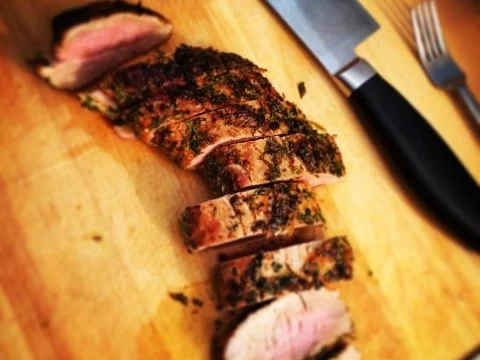 Schweinefilet in Kräutermantel auf Spargel-Bandnudeln - Rezept - Bild Nr. 2