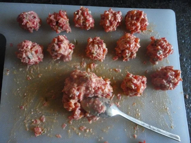 Rezept: Salami Pralinen im Feldsalat Bett Bild Nr. 7 Salami Pralinen im Feldsalat Bett - Rezept - Bild Nr. 7