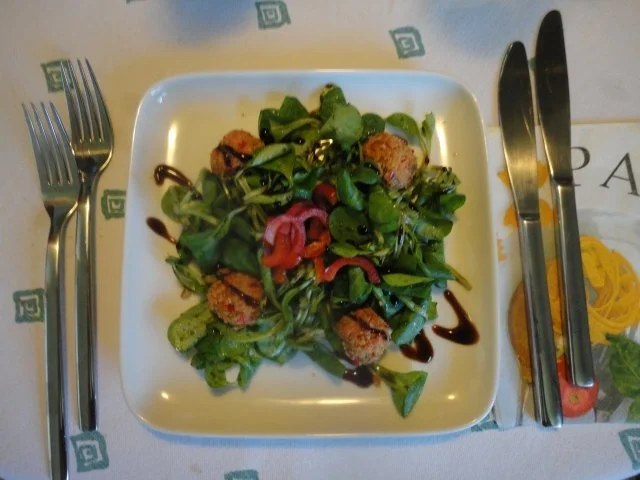 Rezept: Salami Pralinen im Feldsalat Bett Salami Pralinen im Feldsalat Bett - Rezept